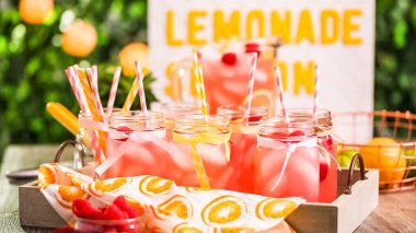 Frambuazlı limonata taze limon ve mason kavanoz içme içinde ahududu ile süslenmiş.