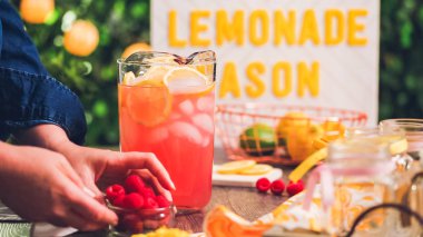 Adım adım. Taze limon ve mason kavanoz içme içinde ahududu ile hazırlama frambuazlı limonata.