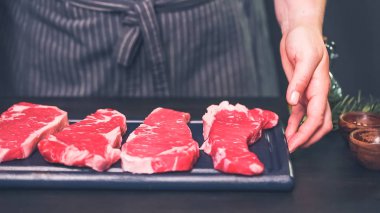 Ham New York şerit biftek ağaç kesme tahtası.