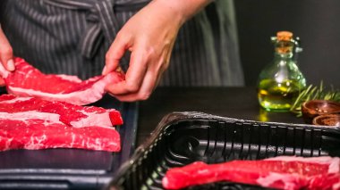 Ham New York şerit biftek ağaç kesme tahtası.