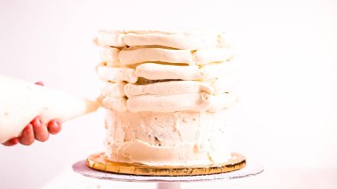 Beyaz buttercream buzlanma ile pembe ve mor pasta frosting Baker.