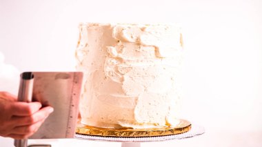 Beyaz buttercream buzlanma ile pembe ve mor pasta frosting Baker.