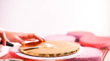 Pembe ve mor pasta katının montaj Baker yapmak için tek boynuzlu at kek küçük kızın Doğum günü partisi için.