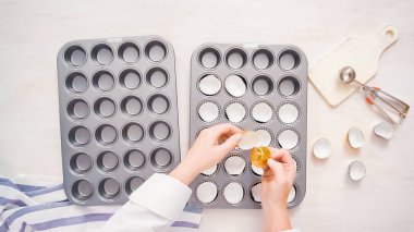 Düz yatıyordu. Kağıt cupcake gömlekleri ile astar cupcake tavada.