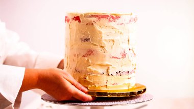 Beyaz buttercream buzlanma ile pembe ve mor pasta frosting Baker.