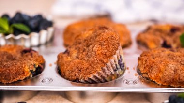 Fırın yaban mersinli kek tarçın ve Şeker Tepesi ile Out.