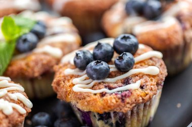 Organik malzemelerle hazırlanan ev yapımı blueberry muffins.