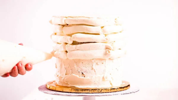 Baker Frosting Rosa Och Lila Tårta Med Vit Buttercream Isbildning — Stockfoto