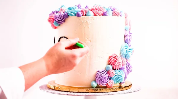 Piping Unicorn Ögon Med Svart Buttercream Isbildning Vit Tårta — Stockfoto