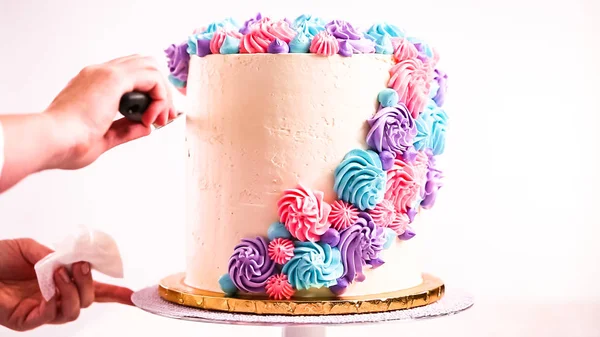 Piping Unicorn Ögon Med Svart Buttercream Isbildning Vit Tårta — Stockfoto