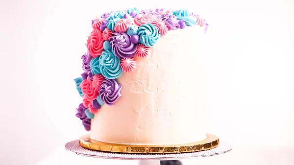 Baker Σωληνώσεις Παστέλ Χρώμα Buttercream Ρόδακες Ένα Άσπρο Κέικ Κάνει — Φωτογραφία Αρχείου