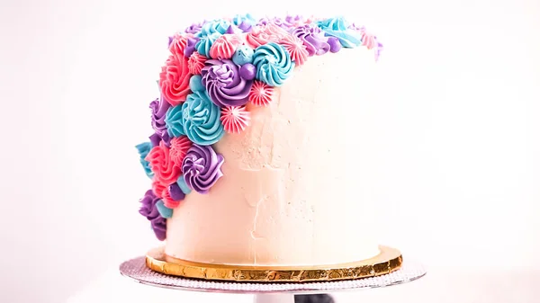 Baker Tubazioni Color Pastello Buttercream Rosette Una Torta Bianca Fare — Foto Stock