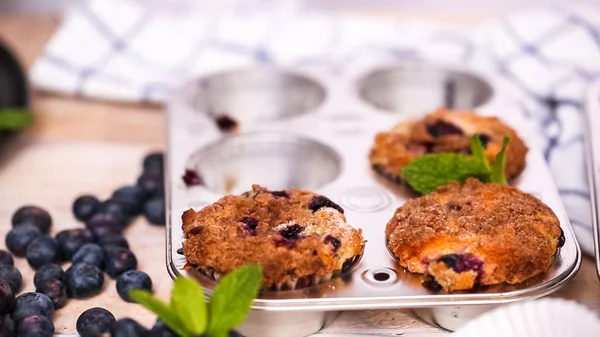 Blueberry Muffins Uit Metalen Muffin Pan Nemen — Stockfoto