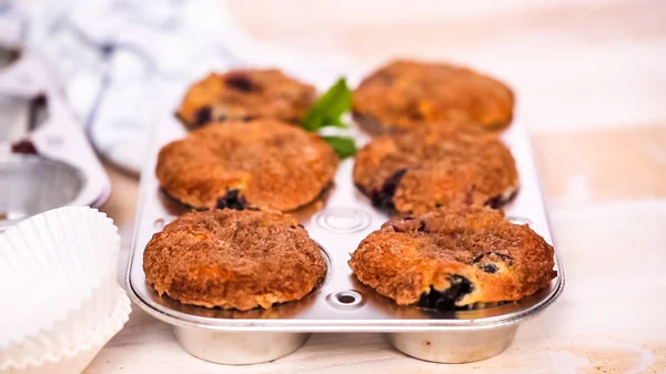 Togliere Muffin Mirtilli Dalla Padella Dei Muffin Metallo — Foto Stock