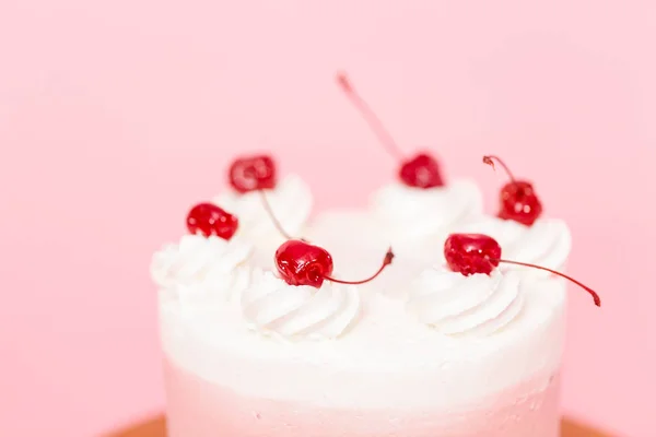 Spumoni 蛋糕在粉红色的背景 — 图库照片
