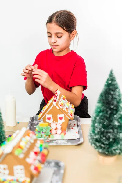Kinder Schmücken Kleine Lebkuchenhäuser Bei Der Weihnachtsbastelparty — Stockfoto