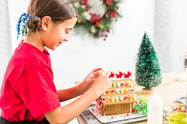 Kinder Schmücken Kleine Lebkuchenhäuser Bei Der Weihnachtsbastelparty — Stockfoto