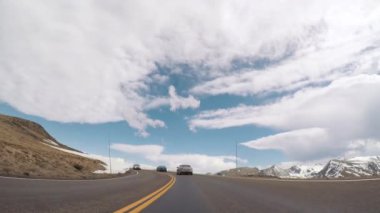 Denver, Colorado, ABD-Mayıs 27, 2018 - sürüş iz Ridge yolda sezonun açılış hafta sonu Rocky Dağı Milli Parkı içinde.