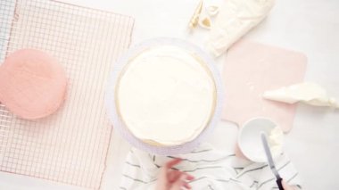 Düz yatıyordu. Yapmak için montaj pembe ve mor pasta katının tek boynuzlu at kek küçük kızın Doğum günü partisi için.