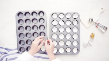 Düz yatıyordu. Kağıt cupcake gömlekleri ile astar cupcake tavada.