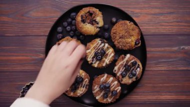 Yaban mersinli kek üzerine beyaz çikolata yoğun sis.