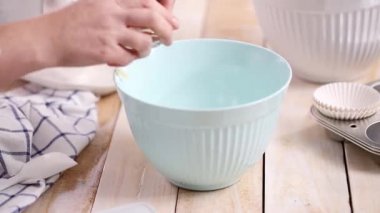 Zaman atlamalı. Blueberry muffins için karıştırma kase içinde birlikte malzemeyi karıştırma.