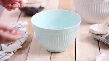 Blueberry muffins için karıştırma kase içinde birlikte malzemeyi karıştırma.