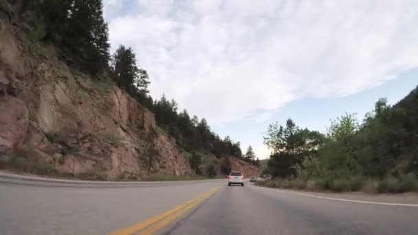 美国科罗拉多州埃斯特斯公园 2018年5月27日 晚上在埃斯特斯公园和博尔德之间的山路驾驶 — 图库视频影像