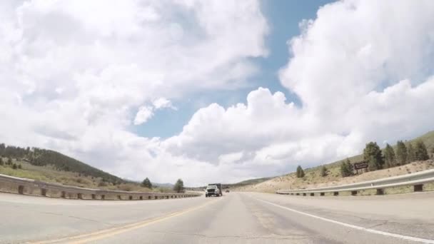 Denver Colorado Mayo 2018 Conducir Carretera Montaña Cerca Del Lago — Vídeo de stock