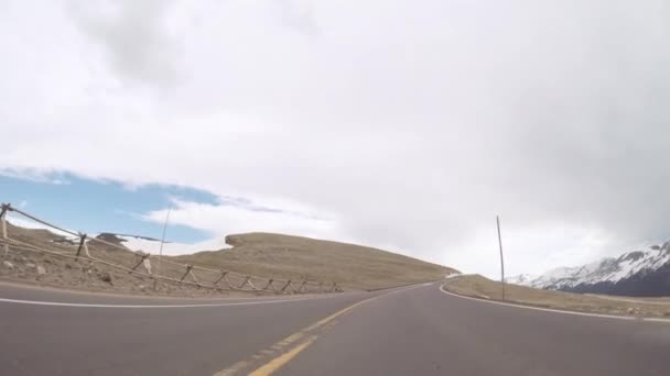 Berkendara Trail Ridge Road Pada Akhir Pekan Pembukaan Musim Rocky — Stok Video
