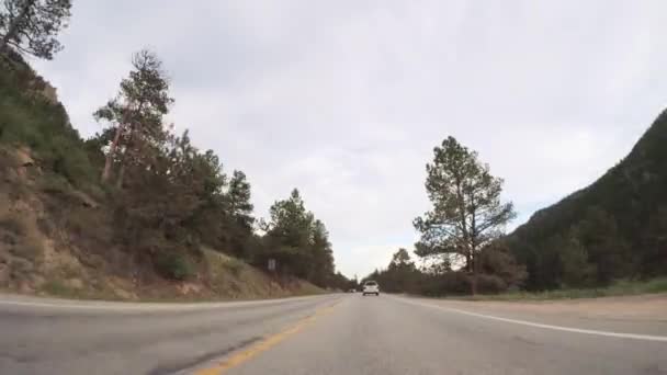 Condução Estrada Pavimentada Parque Nacional Montanha Rochosa — Vídeo de Stock