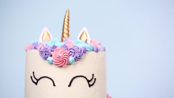 Gastronomische Unicorn Cake Met Roze Paarse Botterroom Berijpen Blauwe Achtergrond — Stockvideo