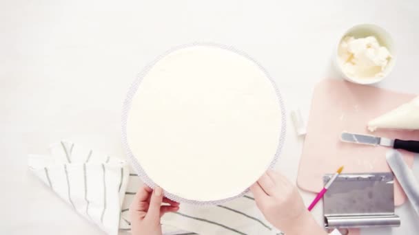 把食物的光芒花在一个白色的蛋糕上 做一个独角兽蛋糕 — 图库视频影像