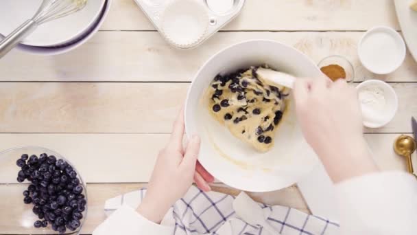 将原料混合在一起 混合碗中的蓝莓松饼 — 图库视频影像