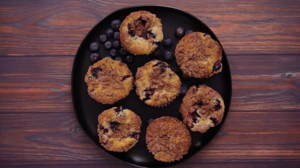 Druilerig Witte Chocolade Bovenop Blueberry Muffins — Stockvideo