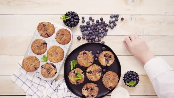 Tar Blueberry Muffins Metall Muffinsplåt — Stockvideo