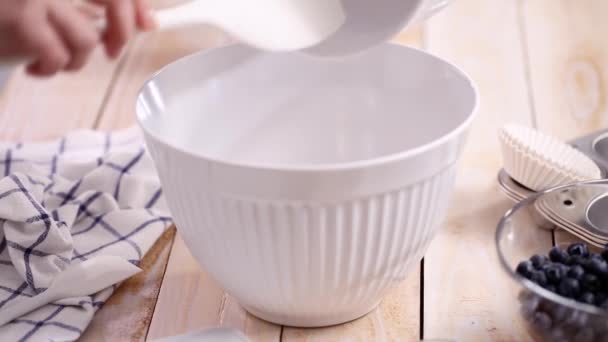 Misturando Ingredientes Juntos Tigela Mistura Para Muffins Mirtilo — Vídeo de Stock