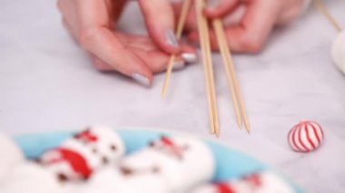 Adım adım. Hatmi kardan adam ve Ren geyiği yapma gıda hediye için sıcak çikolata toppers sopa.