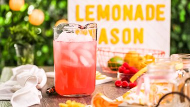 Adım adım. Taze limon ve mason kavanoz içme içinde ahududu ile hazırlama frambuazlı limonata.