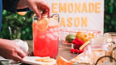 Adım adım. Taze limon ve mason kavanoz içme içinde ahududu ile hazırlama frambuazlı limonata.