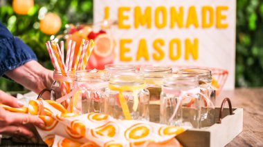 Frambuazlı limonata taze limon ve mason kavanoz içme içinde ahududu ile süslenmiş.