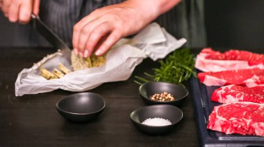 Ham New York şerit biftek ağaç kesme tahtası.