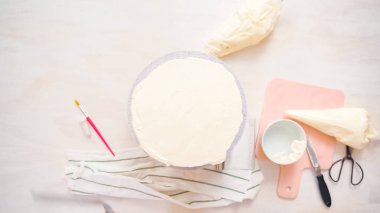 Düz yatıyordu. Beyaz buttercream buzlanma ile pembe ve mor pasta buzlanma.