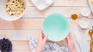 Blueberry muffins için karıştırma kase içinde birlikte malzemeyi karıştırma.