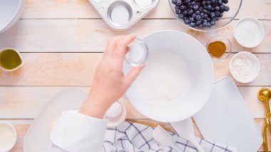 Blueberry muffins için karıştırma kase içinde birlikte malzemeyi karıştırma.