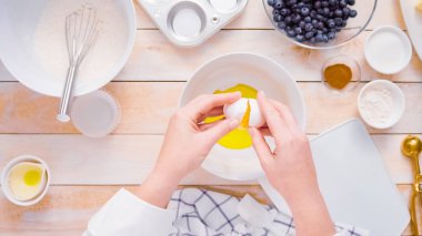 Blueberry muffins için karıştırma kase içinde birlikte malzemeyi karıştırma.