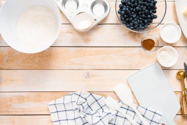Düz yatıyordu. Masada blueberry muffins yapmak için malzemeler.