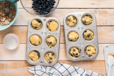 Düz yatıyordu. Yaban mersinli kek hamuru kek metal tava.