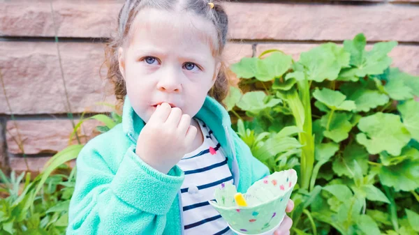 Ragazzina Mangiare Gelato Fuori — Foto Stock