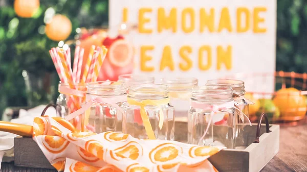 Frambuazlı limonata taze limon ve mason kavanoz içme içinde ahududu ile süslenmiş.